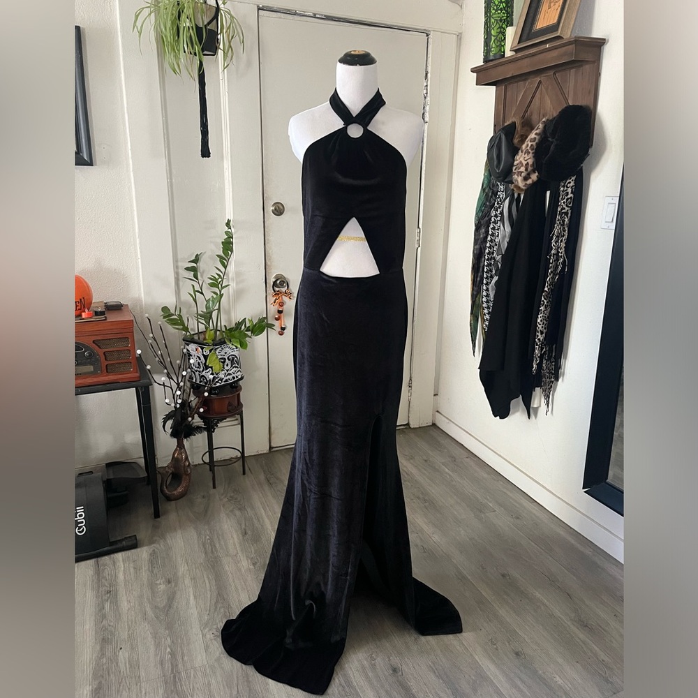 ❌SOLD❌ Boutique Black stretch velvet halter dress with cutout size XL